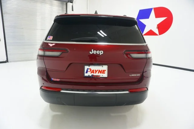 Used 2025 VELVET RED PRLC Jeep Laredo image 8