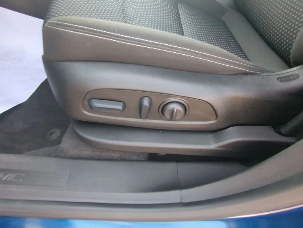 Used 2023 Blue GMC SLE image 12