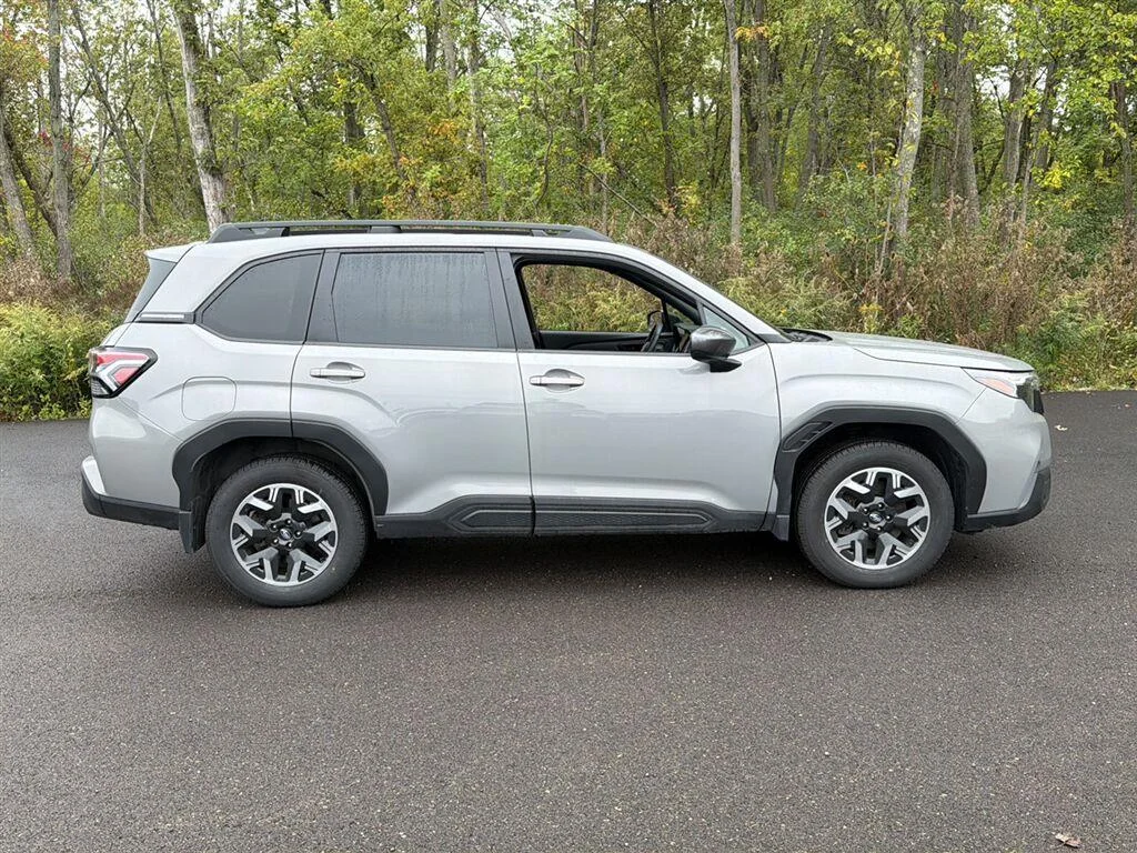 Used 2025 River Rock Pearl Subaru Premium image 7