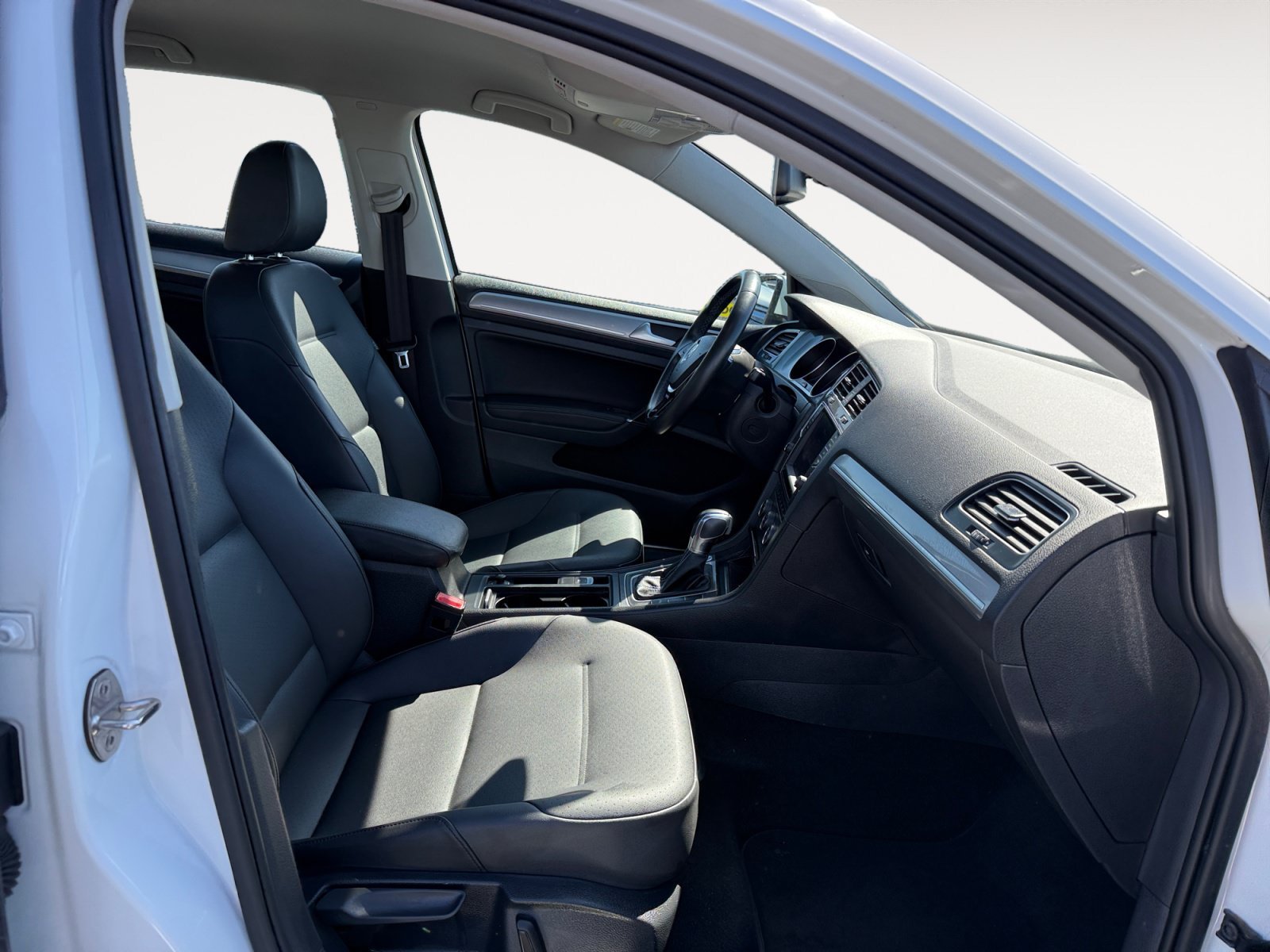 Used 2016 Pure White Volkswagen SEL Premium image 19