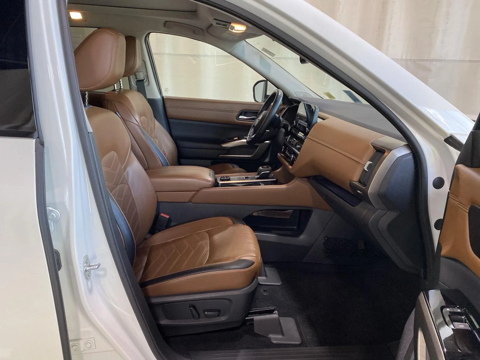 Used 2022 Pearl White Tricoat Nissan Platinum image 11
