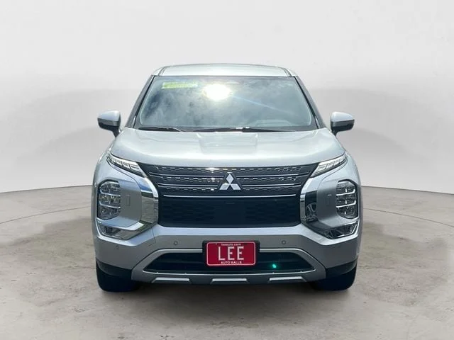 Used 2024 Silver Mitsubishi SE Black Edition image 8