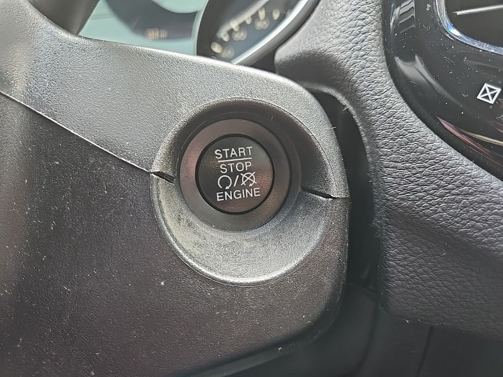 Used 2018 White Jeep Latitude image 44