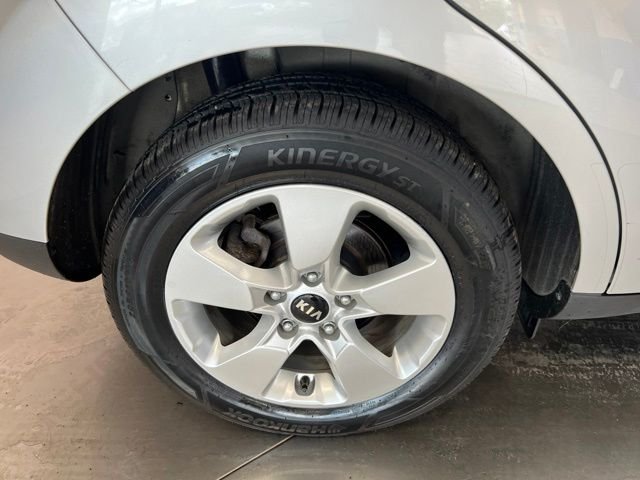 Used 2018 Silver Kia Base image 9