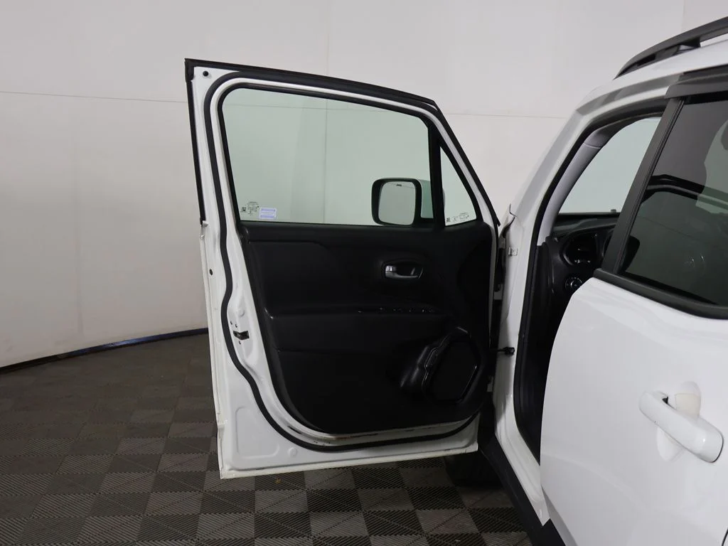 Used 2018 White Jeep Latitude image 16