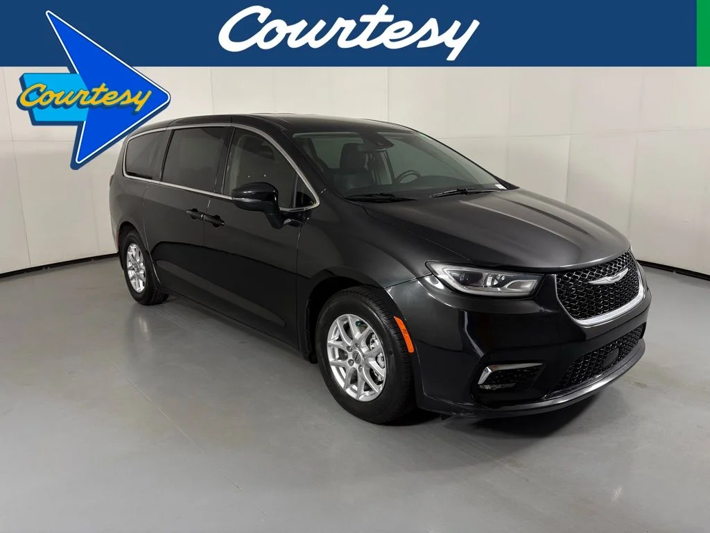 2023 Chrysler Pacifica Touring L's photo