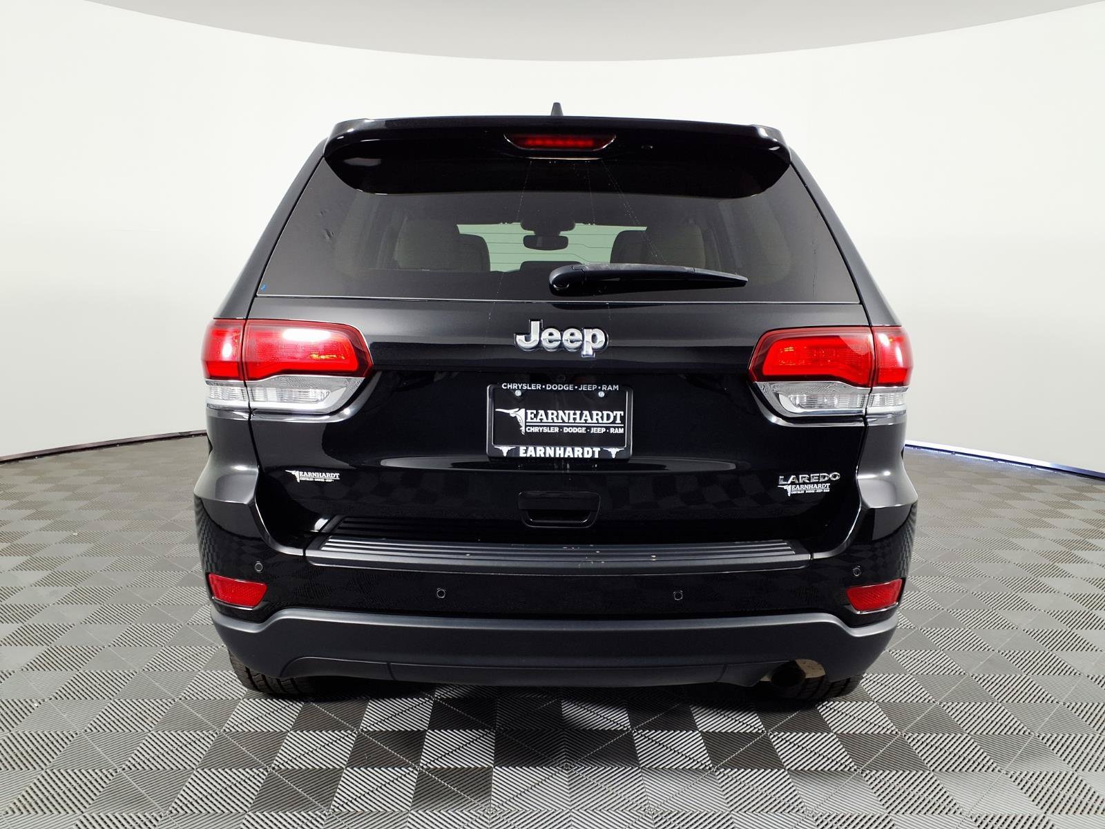 Certified Used 2022 Diamond Black Crystal Pearlcoat Jeep Laredo E image 5