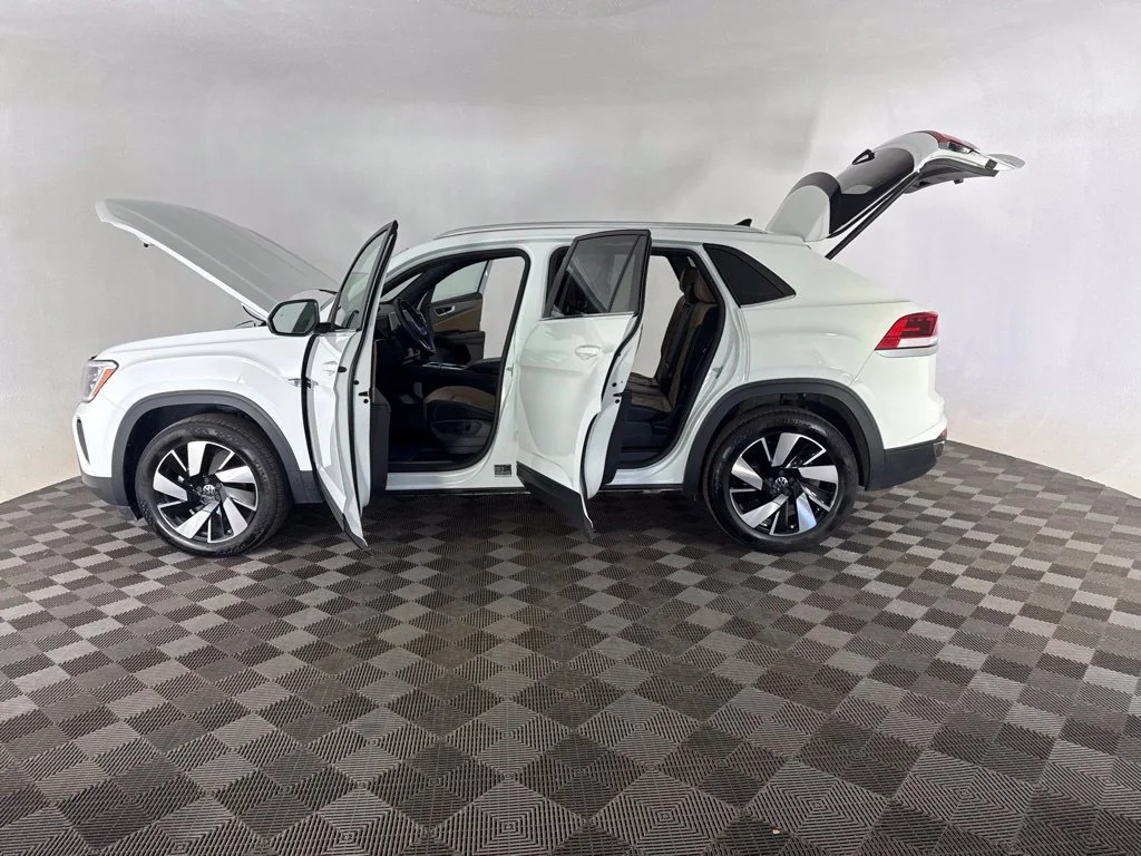 Used 2025  Volkswagen 2.0T SE w/Technology image 10