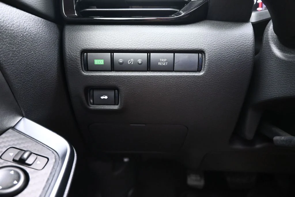 Used 2024 2t Blu Blk Roof Nissan SR image 23