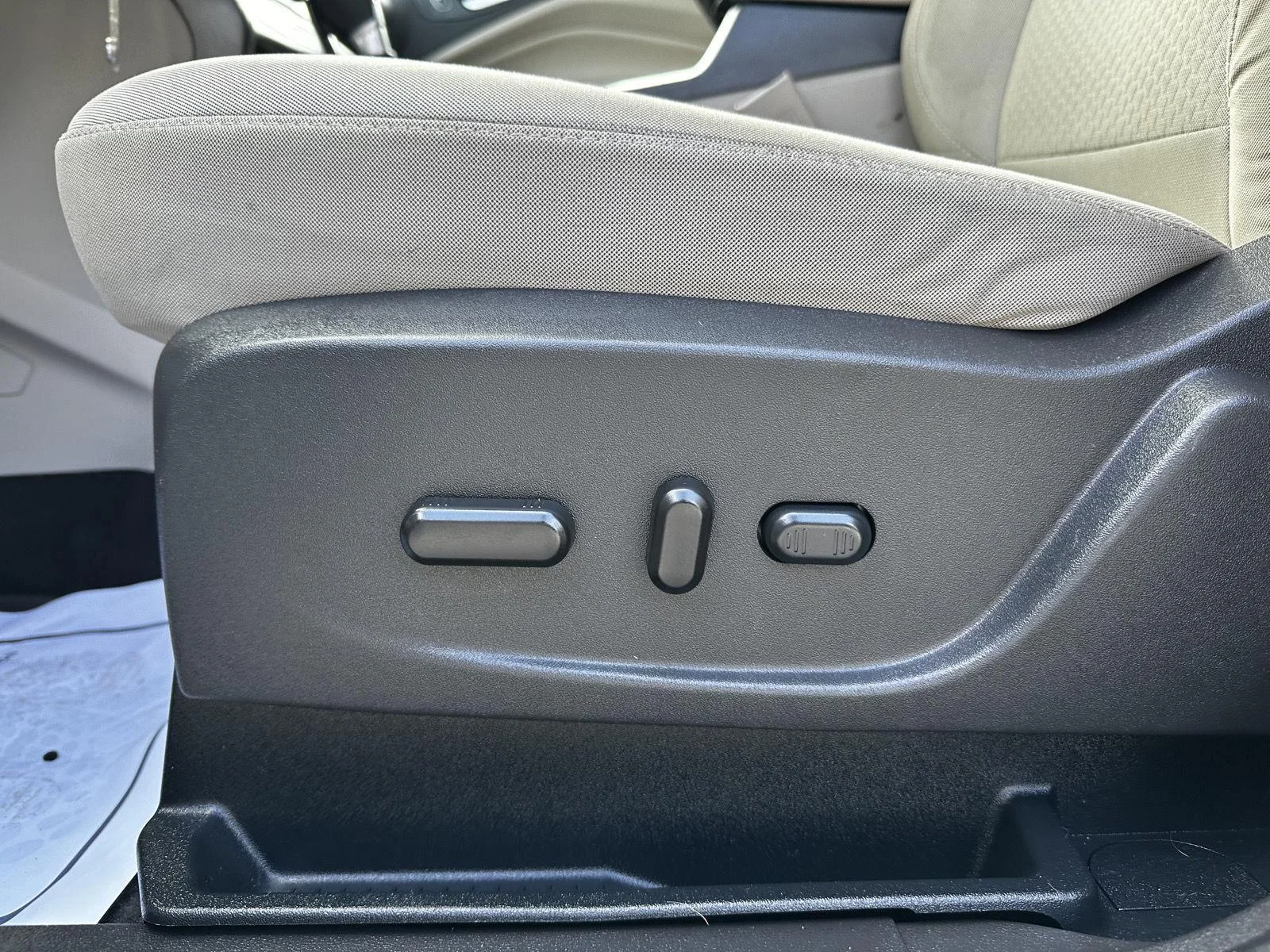 Used 2017 White Gold Ford SE image 8