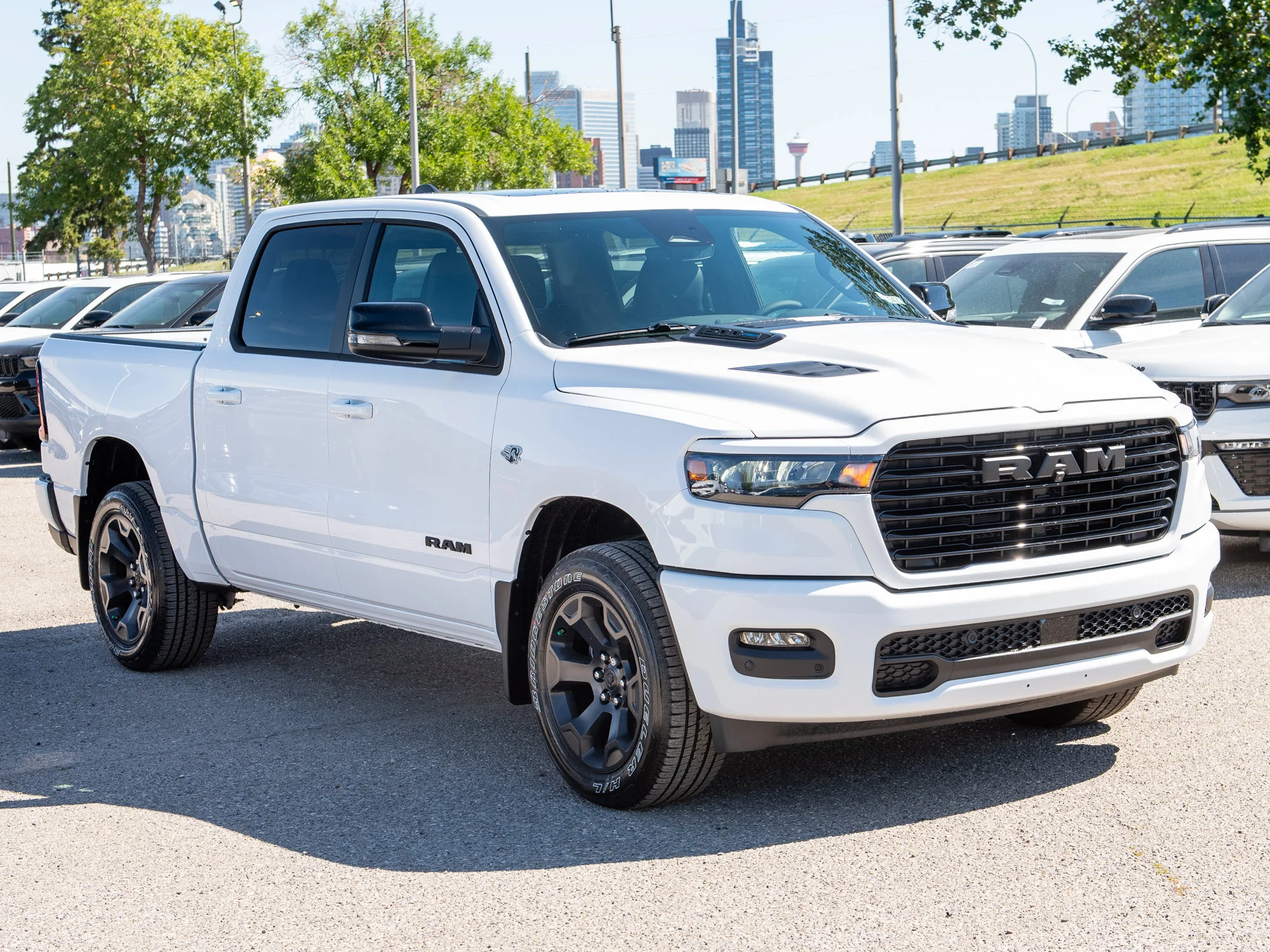 New 2026 White RAM Sport* Crew Cab 4x4, HEMI V8, Panoramic Sunroof, Heated Seats/Wheel image 8