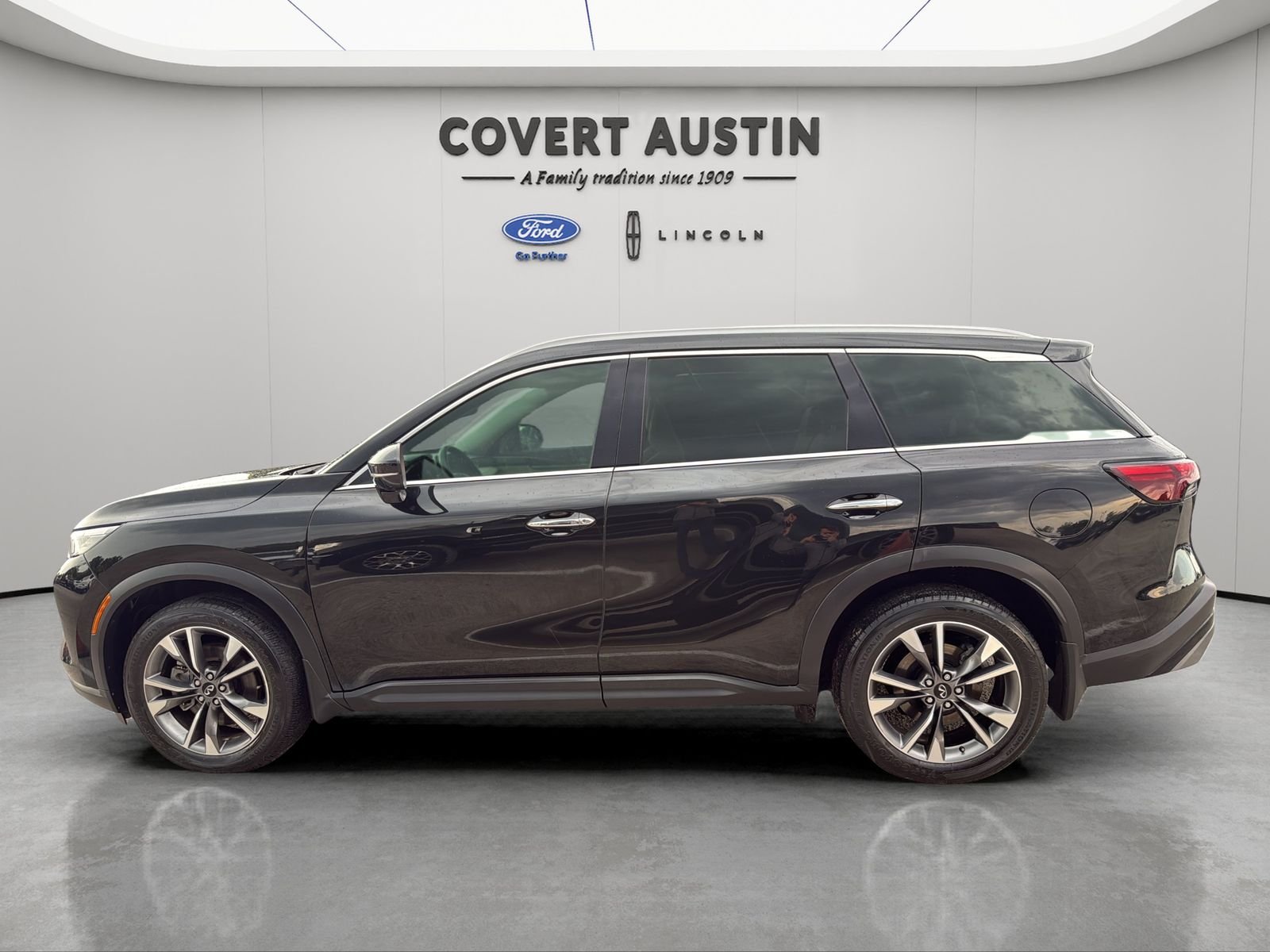 Used 2022 Black INFINITI LUXE image 2