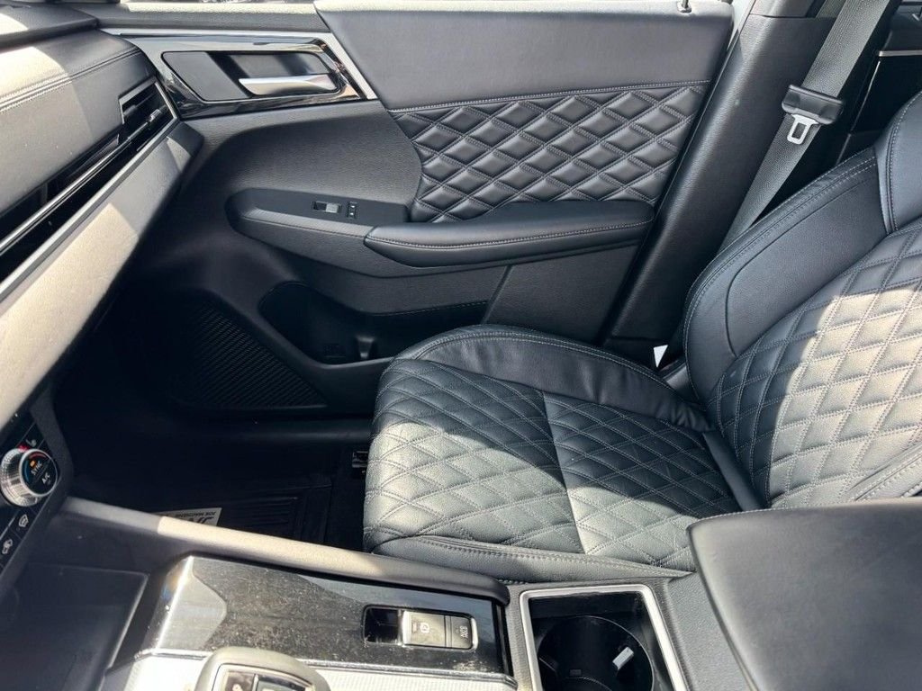 Used 2022  Mitsubishi SEL image 14