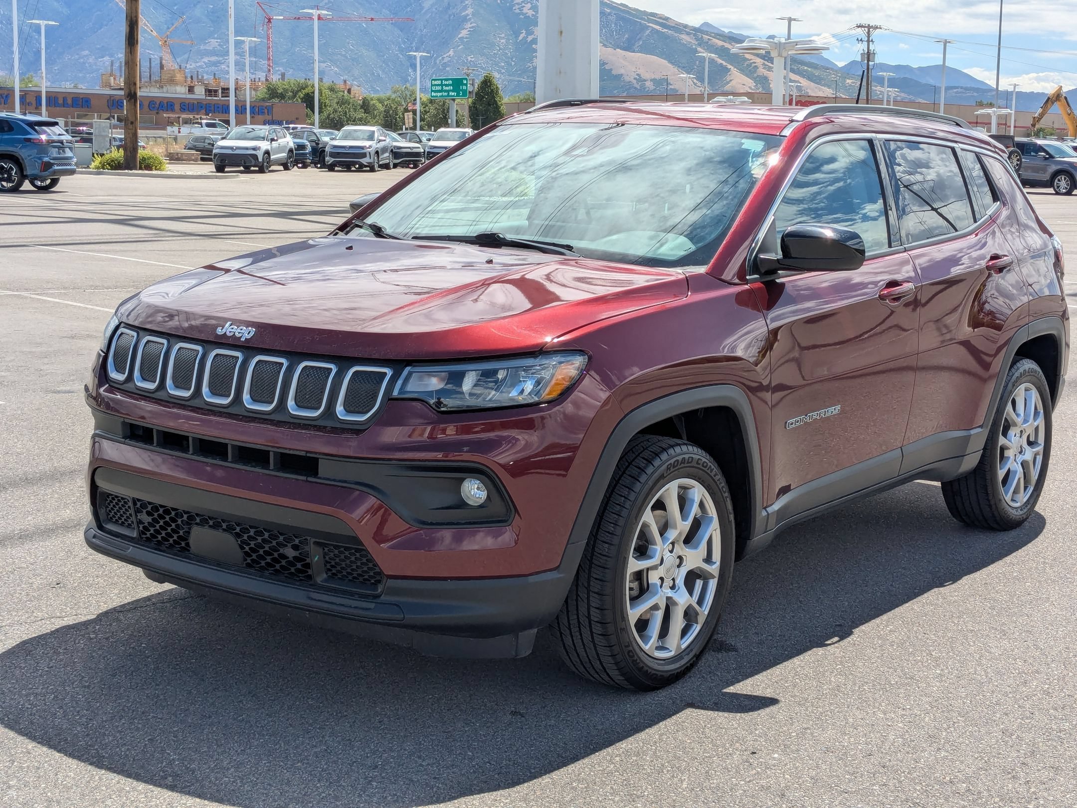 Used 2022 Velvet Red Pearlcoat Jeep Latitude Lux image 8