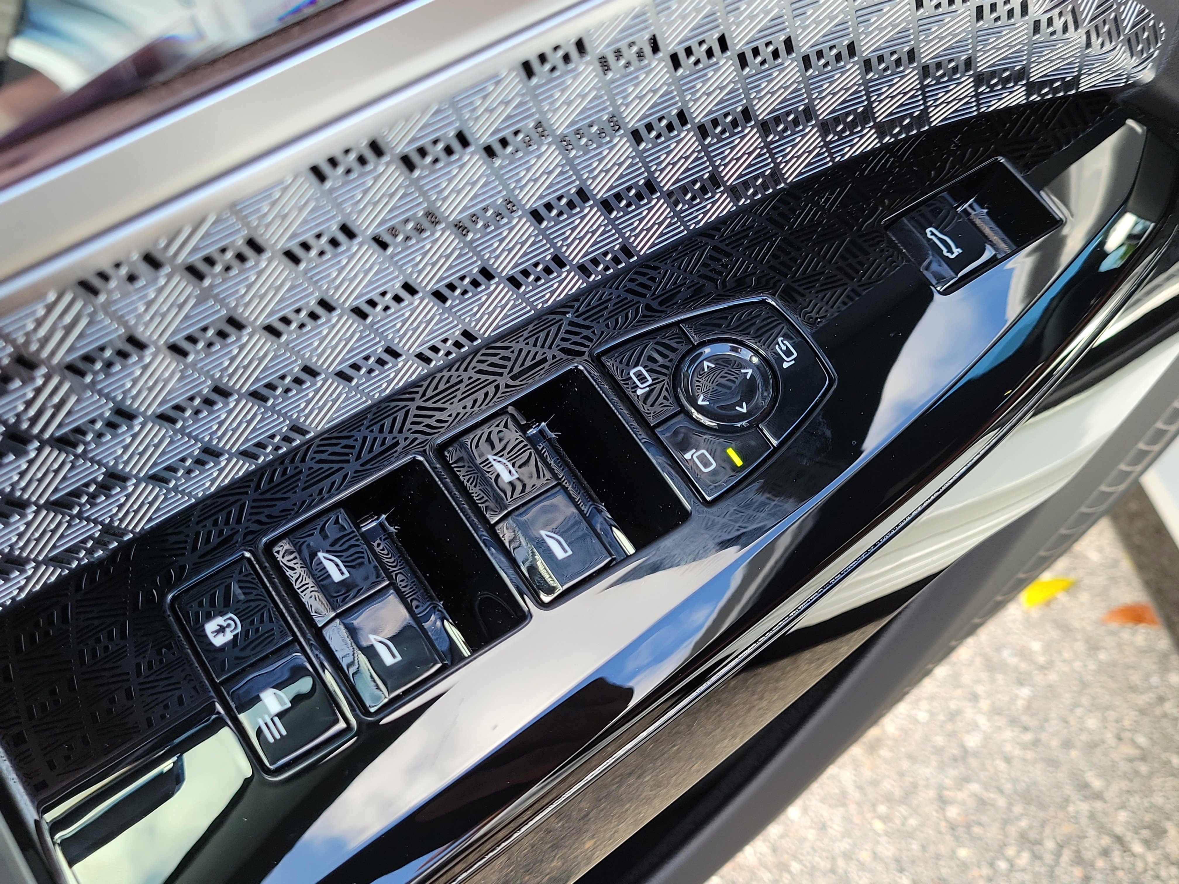 New 2026 Mineral White Metallic BMW 760i xDrive image 18