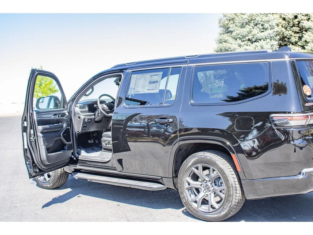 New 2026 HIGH GLOSS BLACK Jeep Limited Altitude image 34