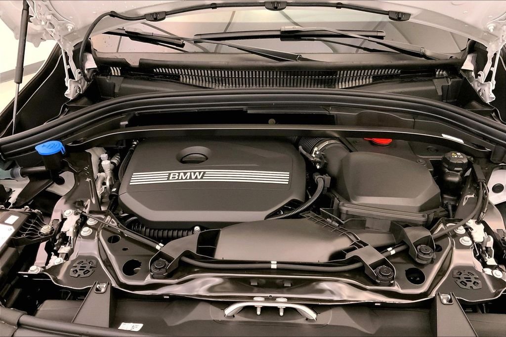 New 2027 Mineral White Metallic BMW xDrive28i image 8