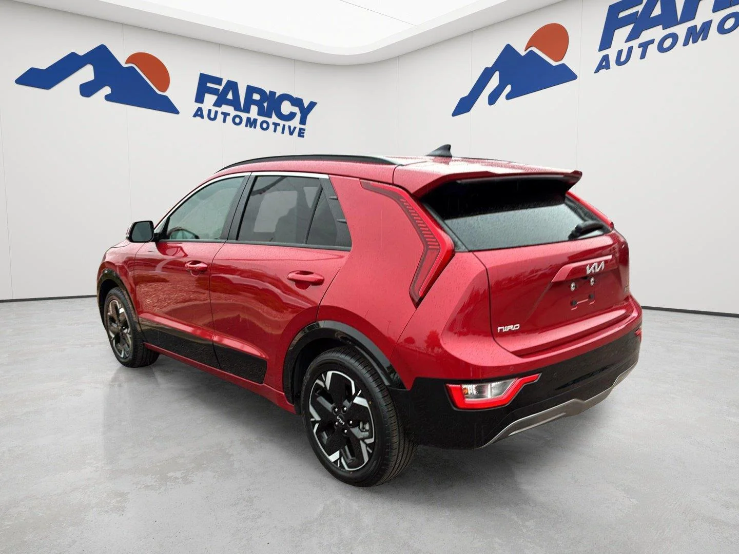 Used 2023 Runway Red Kia Wind image 17
