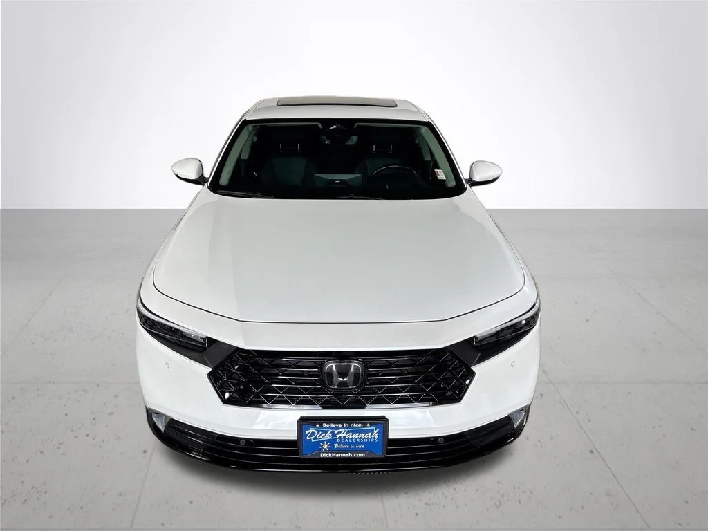 Used 2025 White Honda Touring image 3