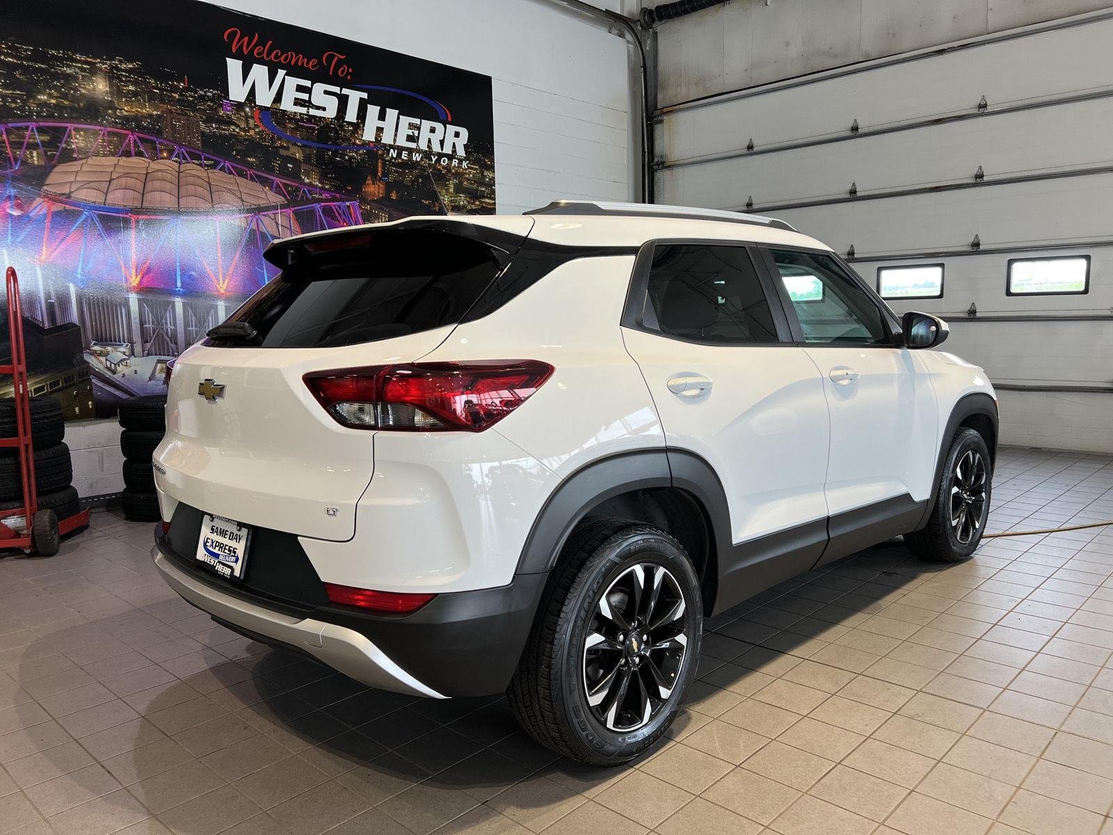 Used 2022 Summit White Chevrolet LT image 28