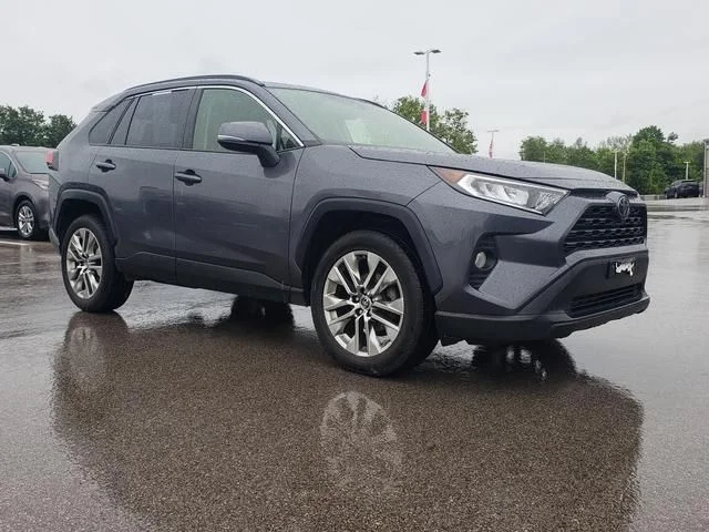 Used 2019 Gray Toyota XLE Premium image 3