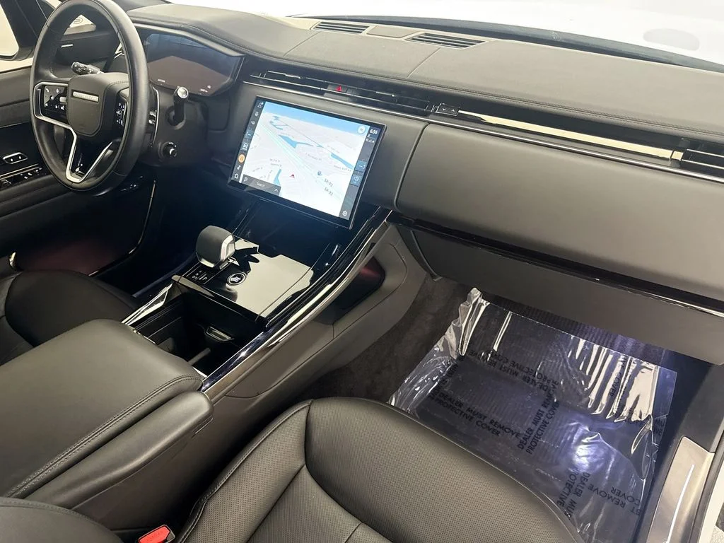 Used 2025 White Land Rover SE image 30