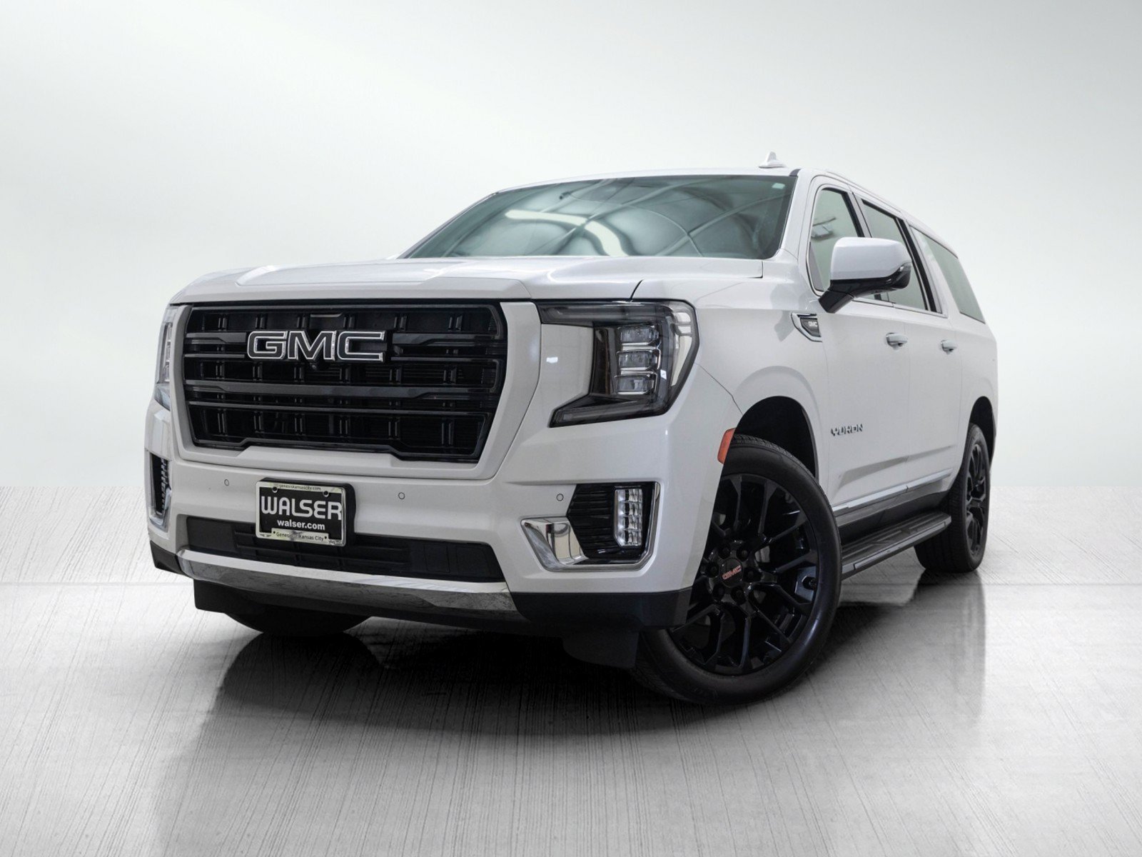 Used 2022 White Frost Tricoat GMC SLT image 1