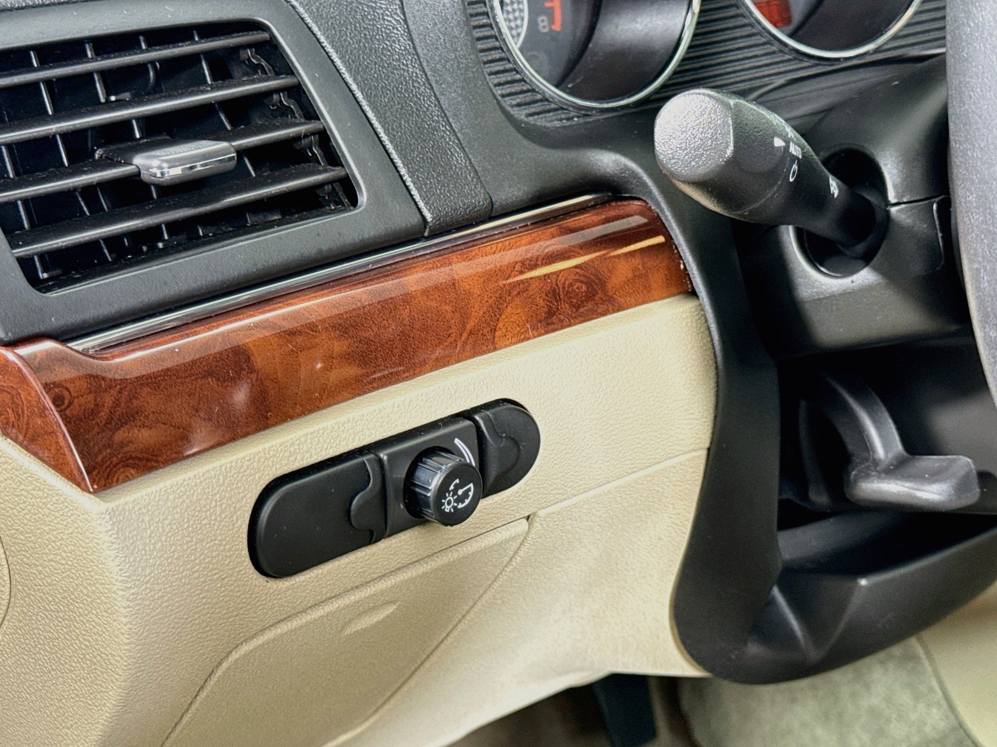 Used 2009 Polar White Saturn XE image 11