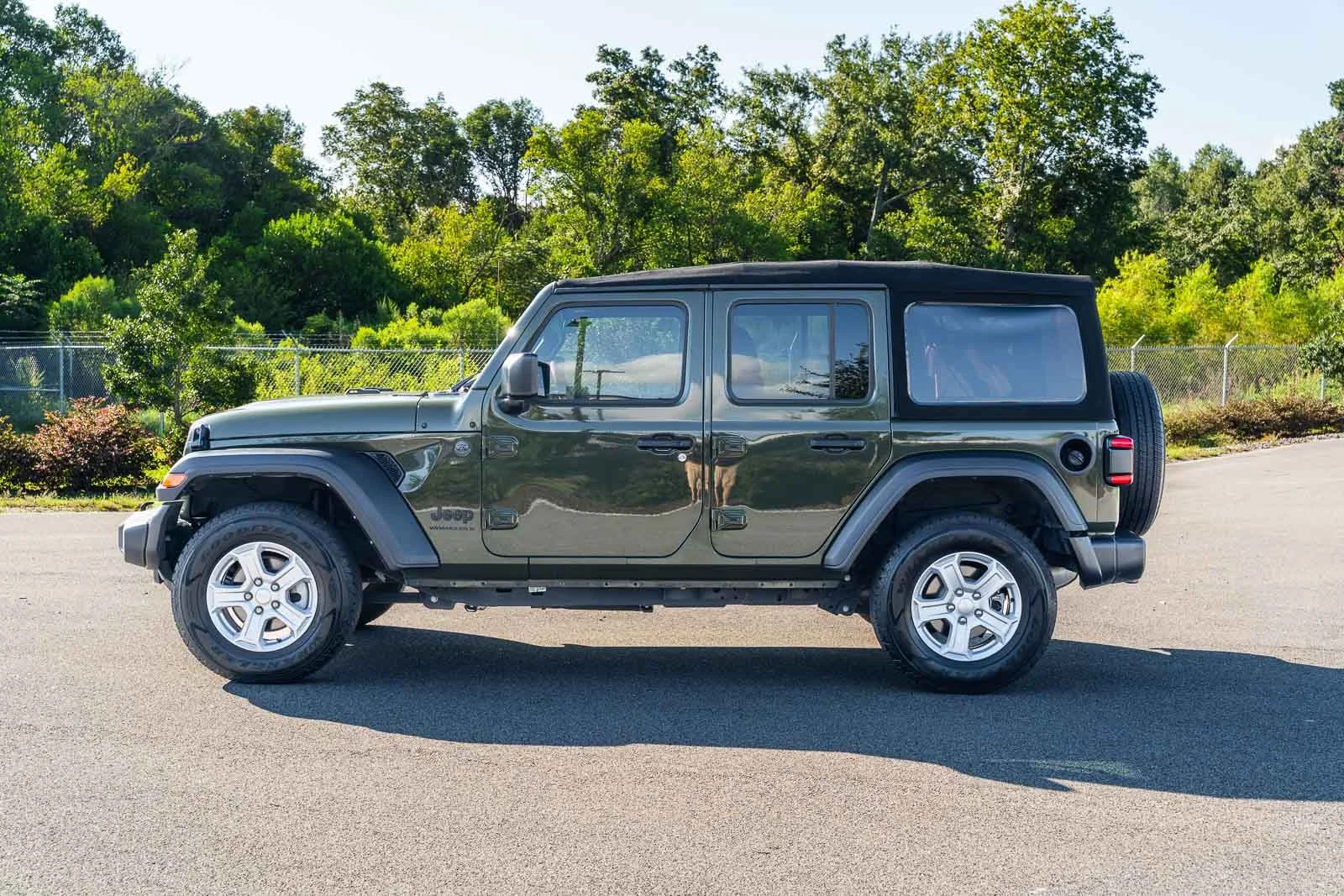 Used 2023 Green Jeep Sport S image 3
