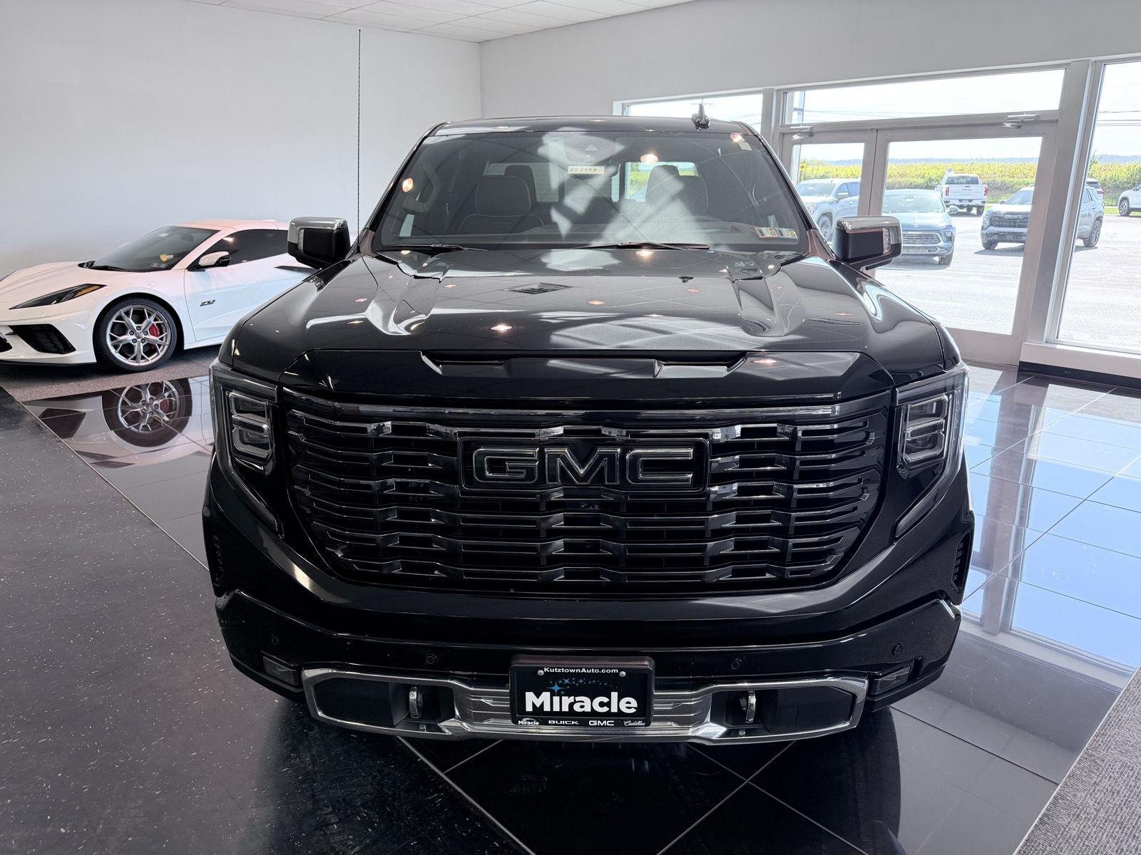 Used 2025 Onyx Black GMC Denali Ultimate image 18