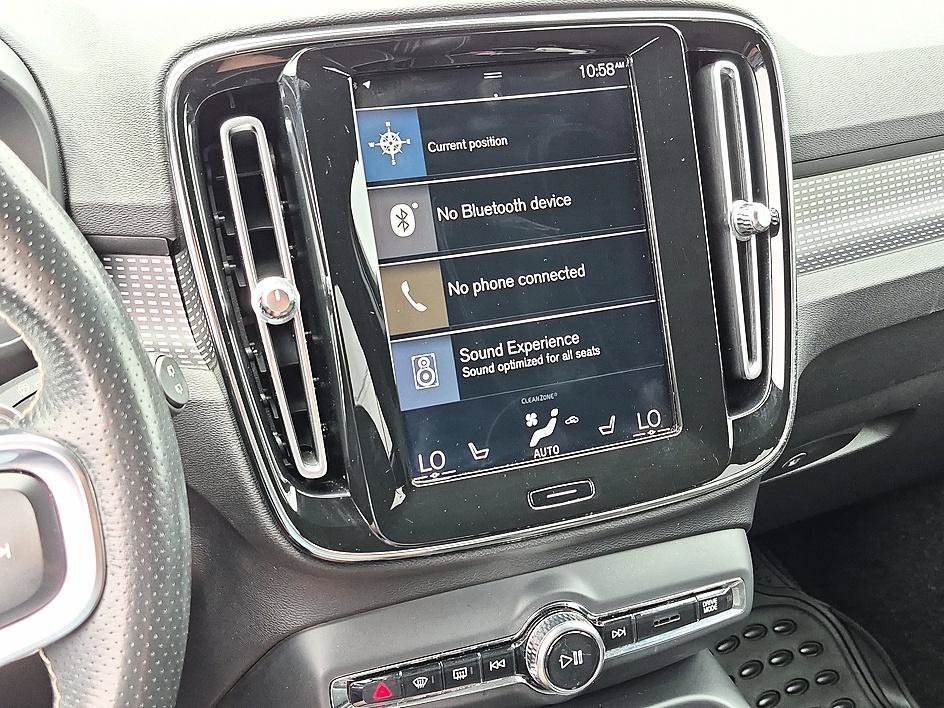 Used 2019  Volvo R-Design image 21
