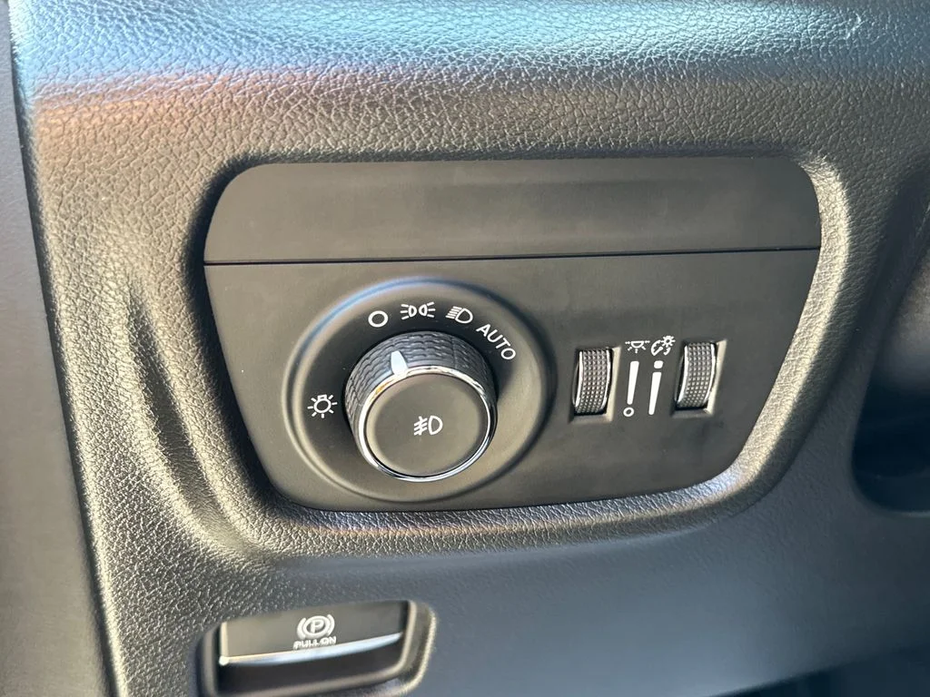 Used 2024 Silver Jeep Limited image 33