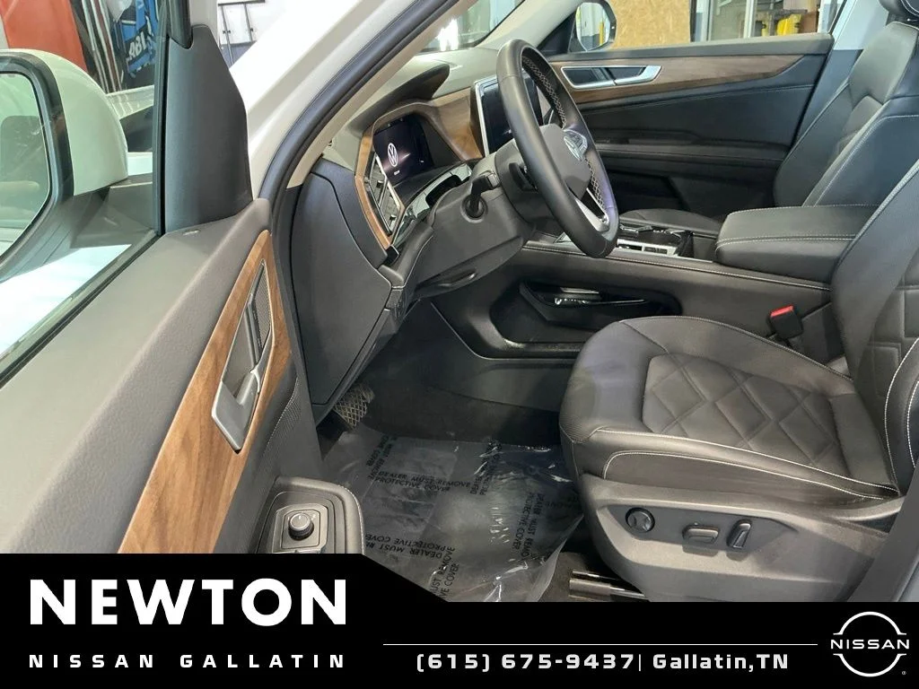 Used 2025 White Volkswagen 2.0T SE w/Technology image 3