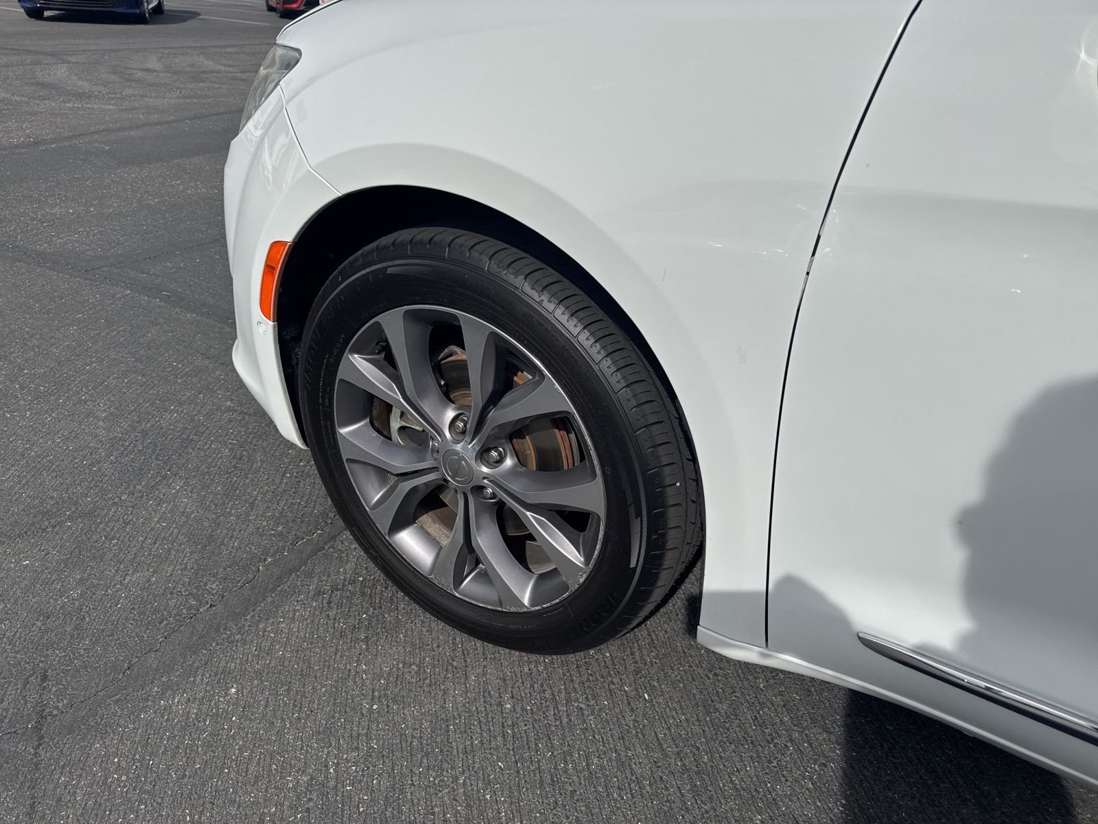 Used 2020 Bright White Clearcoat Chrysler Limited image 13
