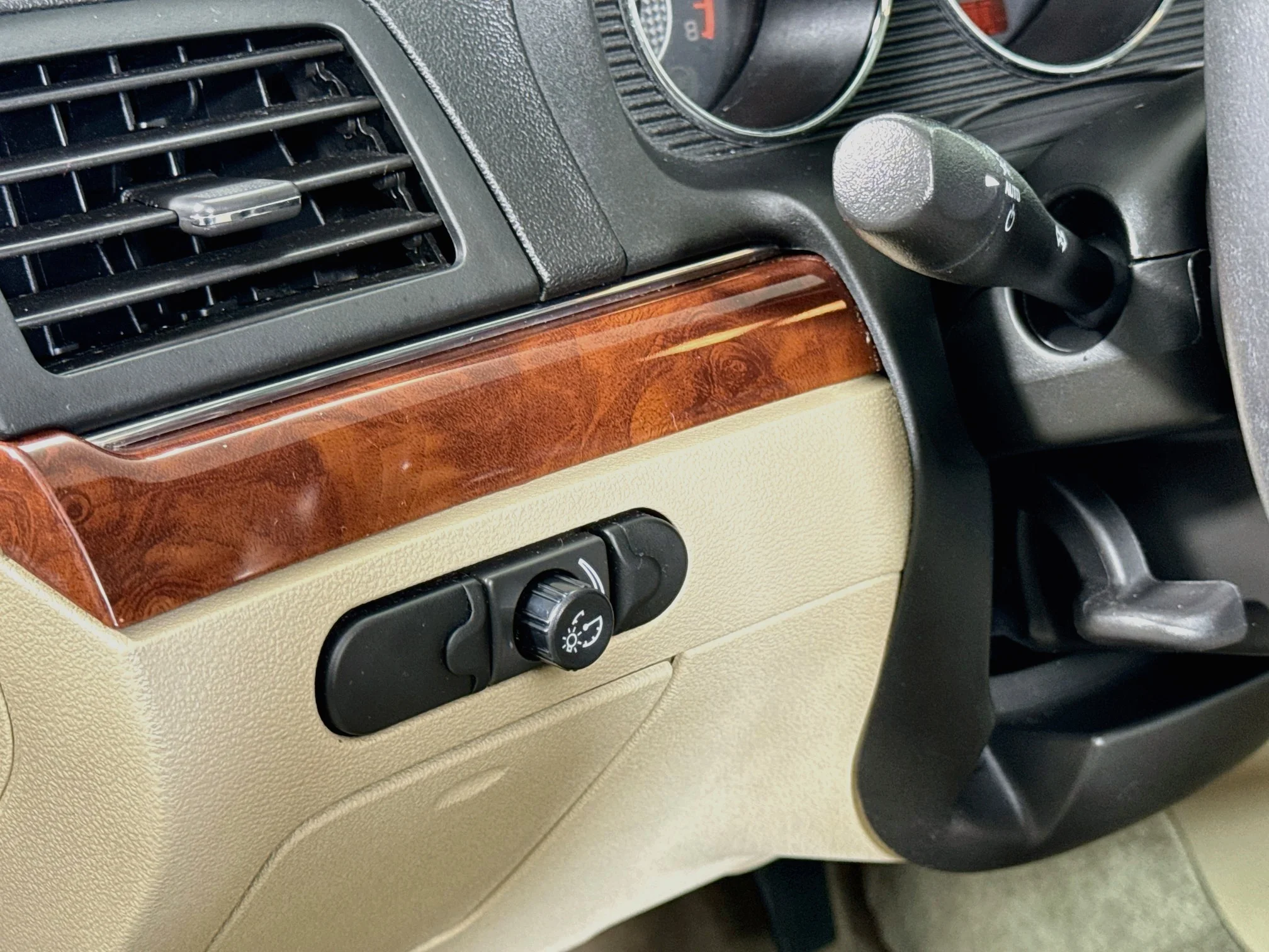 Used 2009 Polar White Saturn XE image 11