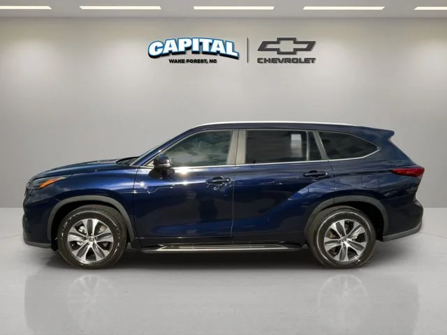 Used 2023  Toyota XLE image 2
