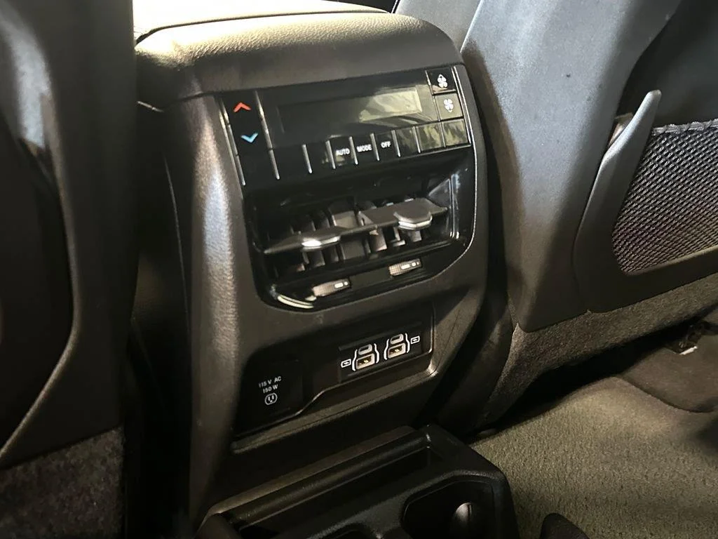 Used 2023 Silver Zynith Jeep Altitude image 29