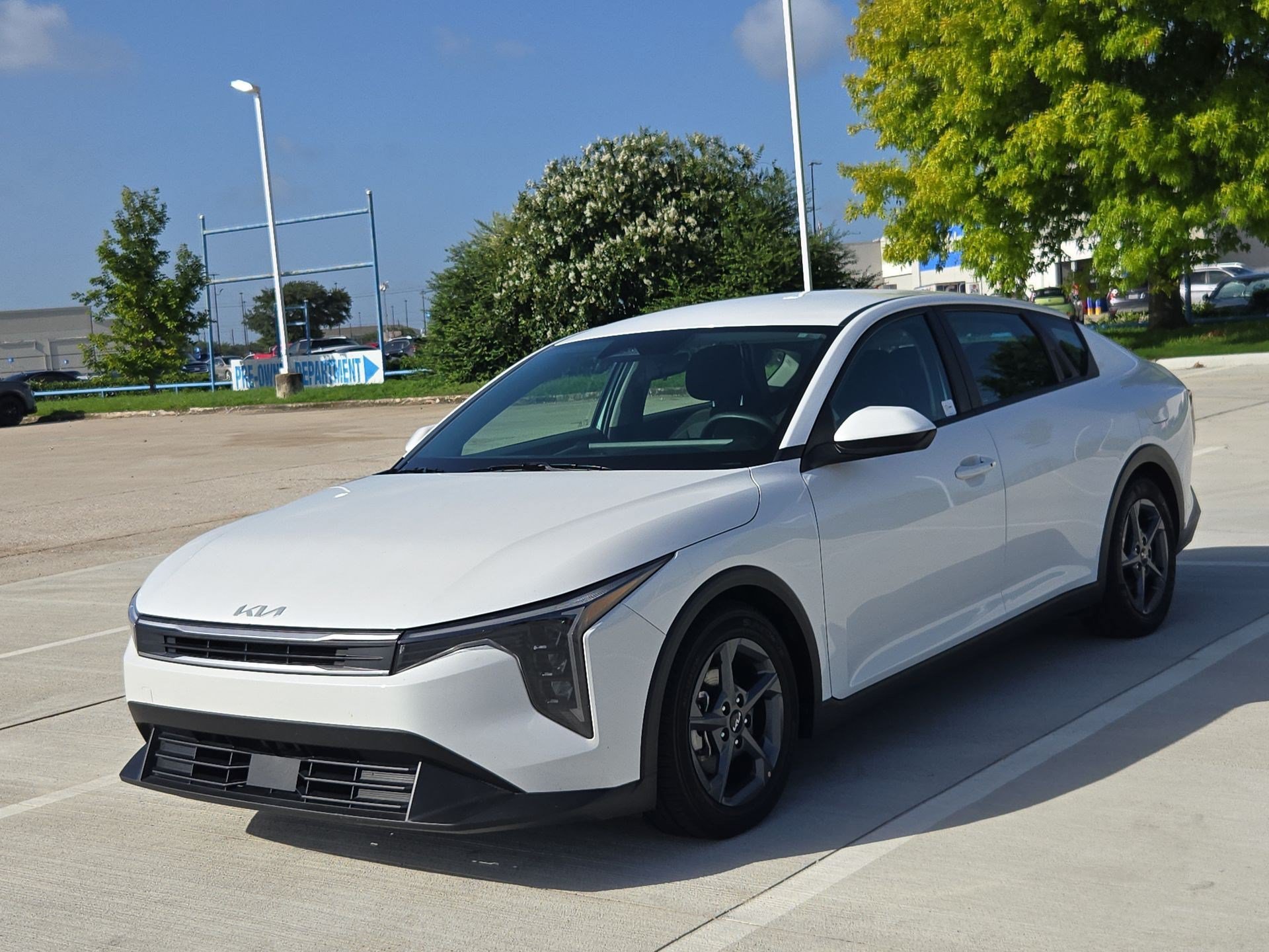 Used 2025 Snow White Pearl Kia LXS image 7