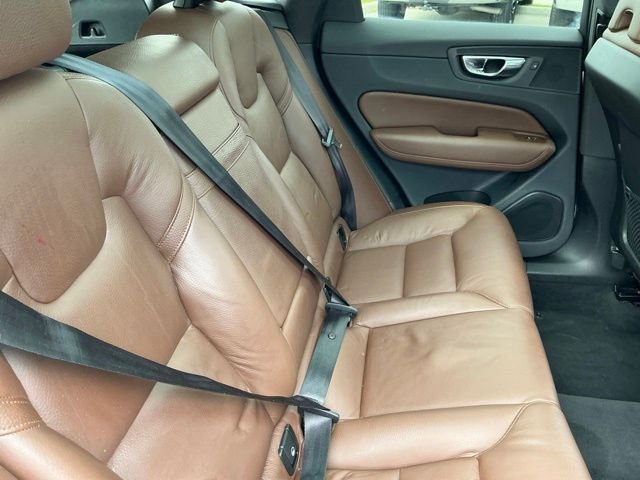 Used 2019 White Volvo T5 Momentum image 35