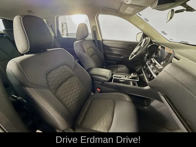 2025 Nissan Pathfinder SV - Photo 24