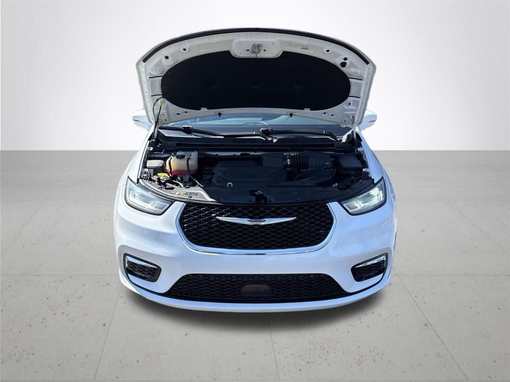 Used 2022 White Chrysler Touring L image 3