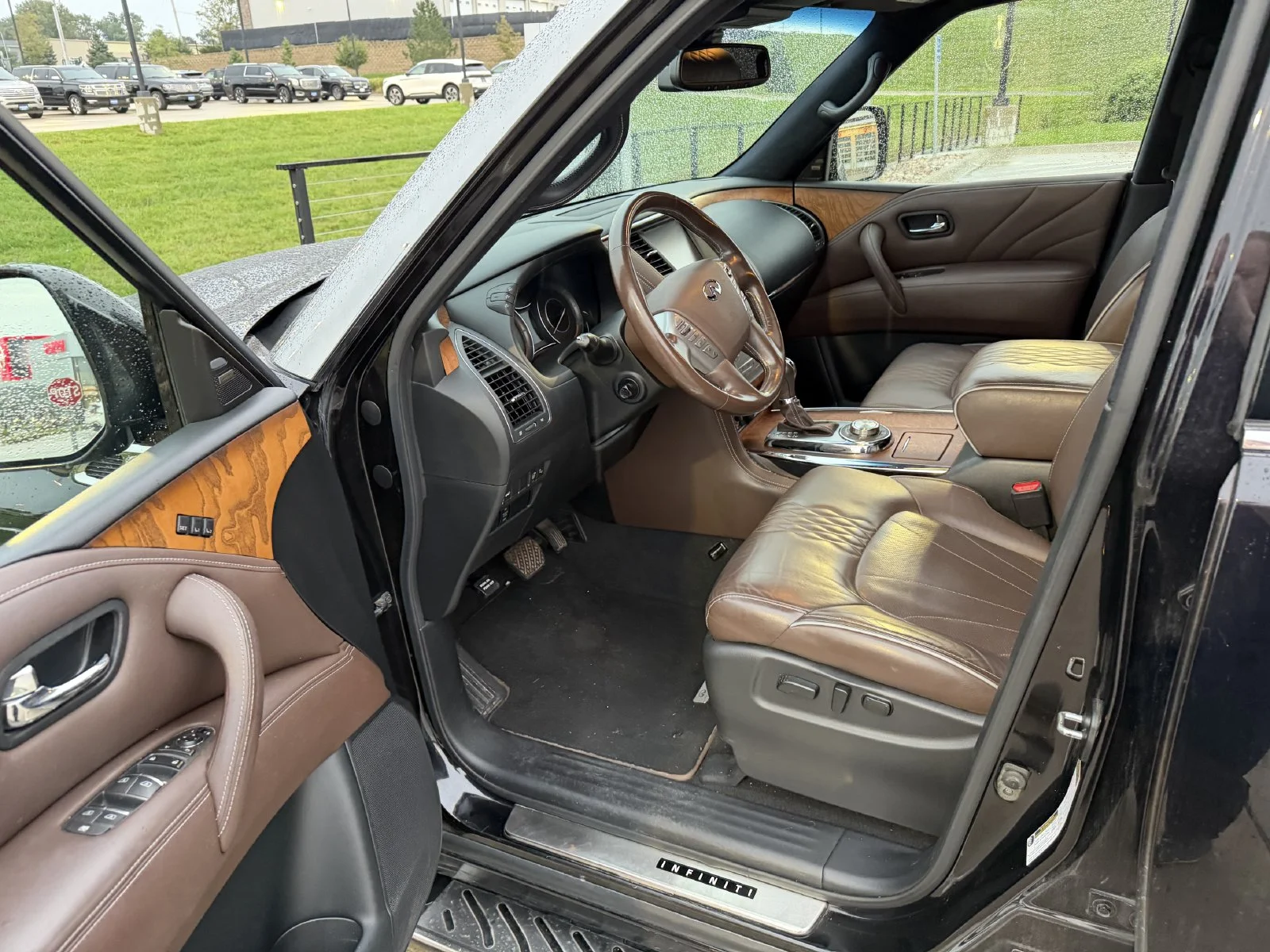 Used 2017 Black INFINITI Limited image 5
