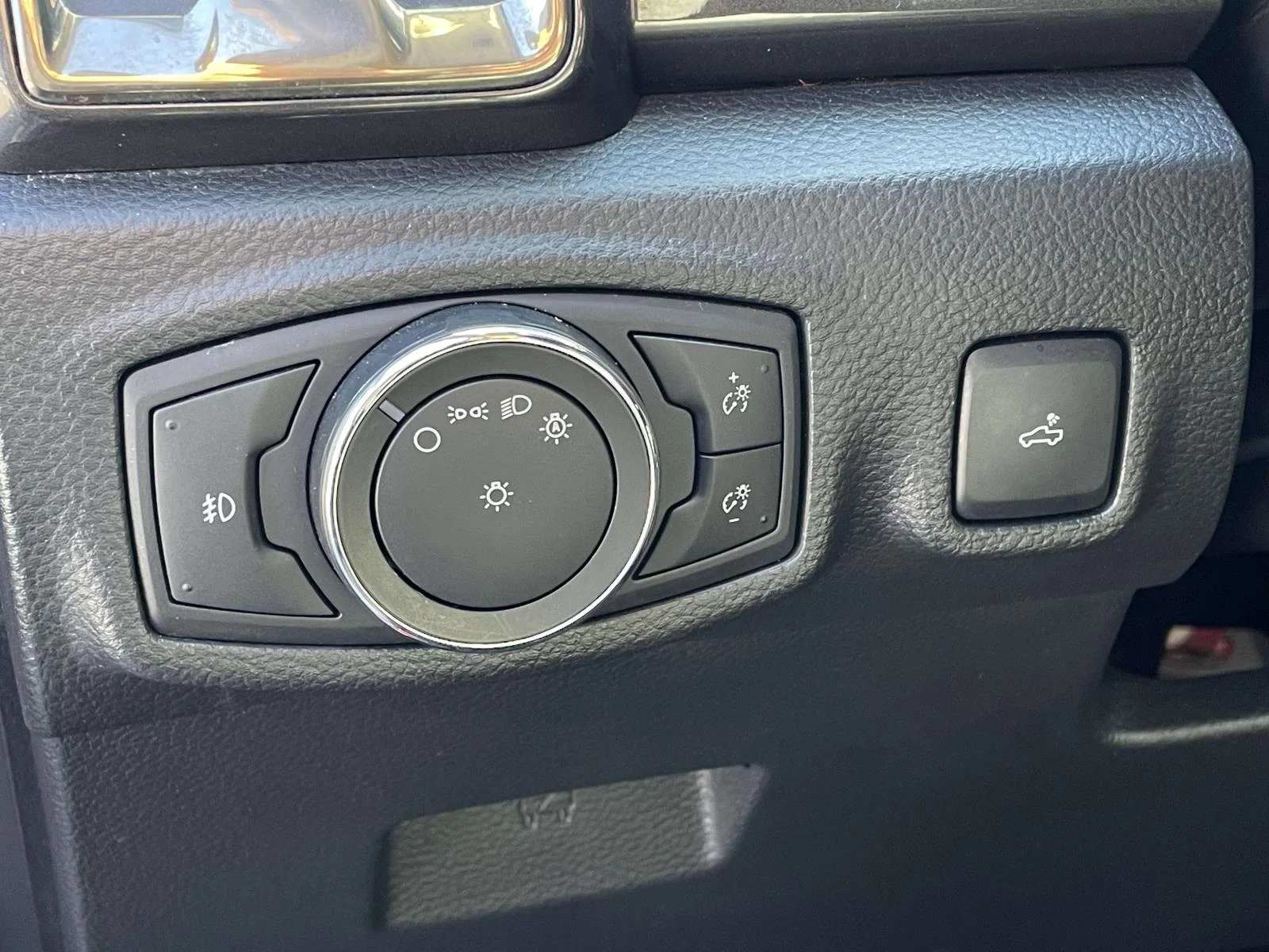 Used 2020 Rapid Red Metallic Tinted Clearcoat Ford LARIAT image 9