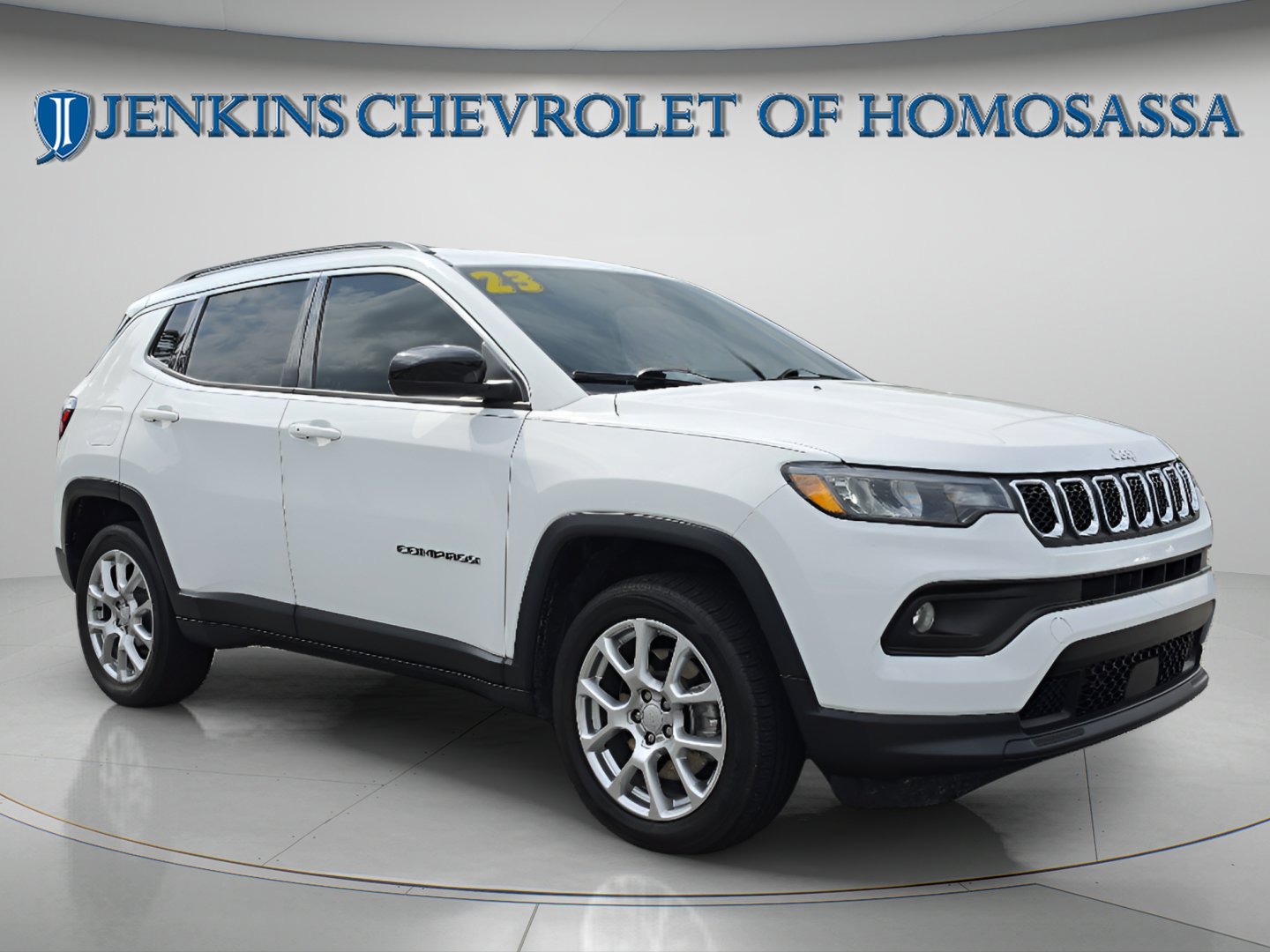 Used 2023 Bright White Clearcoat Jeep Latitude Lux image 2