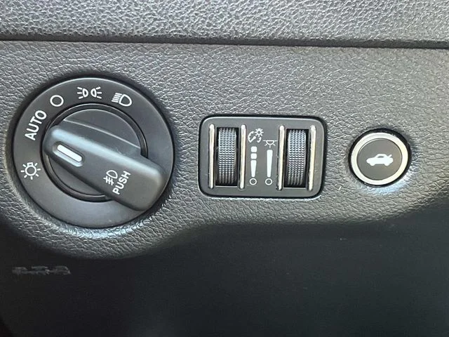 Used 2013 Silver Dodge SXT image 32