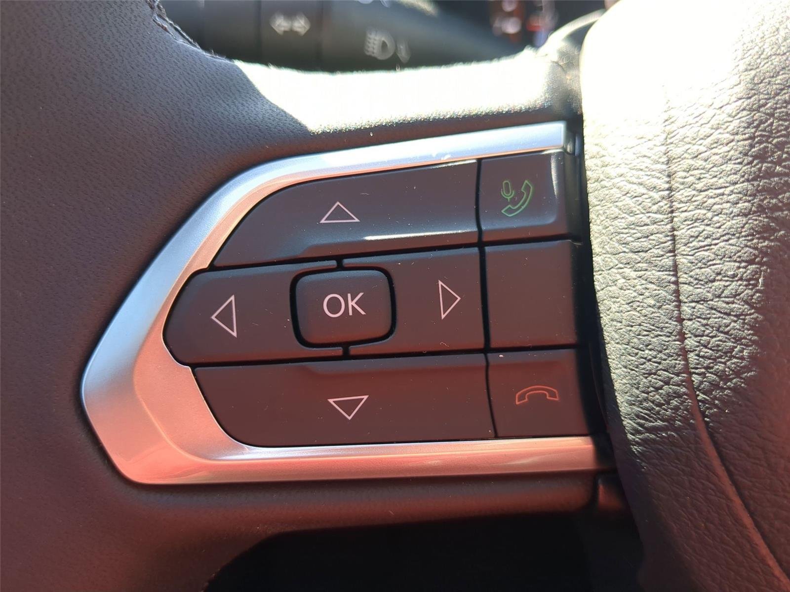 Used 2026 Bright White Clearcoat Jeep Latitude image 16