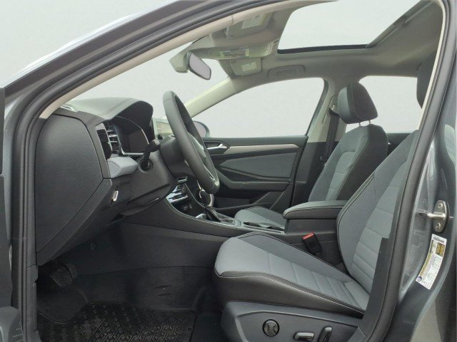 New 2027 Platinum Gray Metallic Volkswagen SE image 11