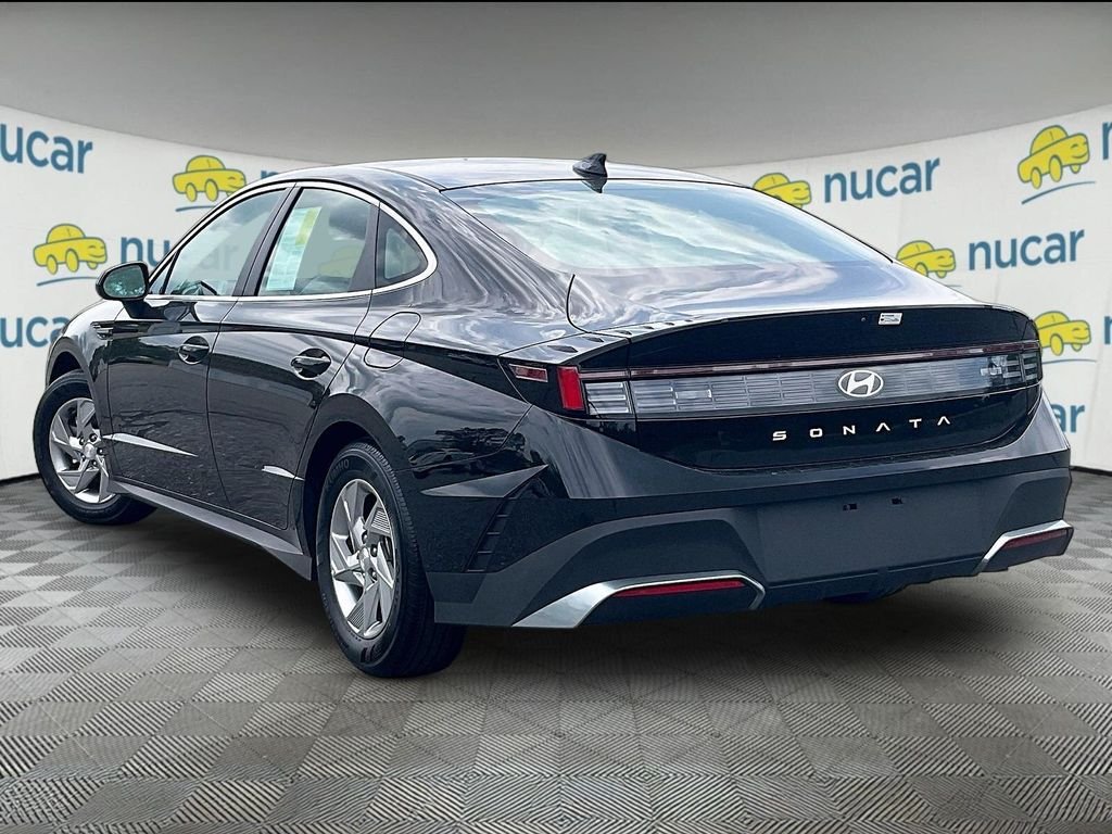 Used 2025 Black Hyundai SE image 4