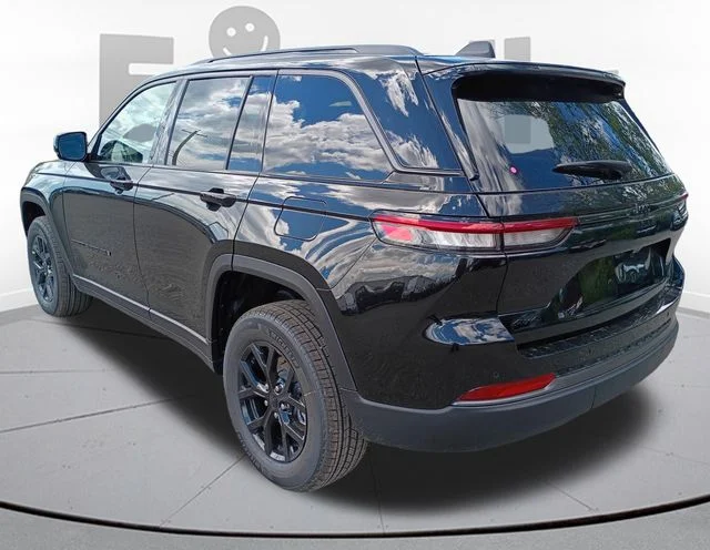 New 2026 Diamond Black Crystal Pearl-Coat Exterior Paint Jeep Laredo Altitude image 7