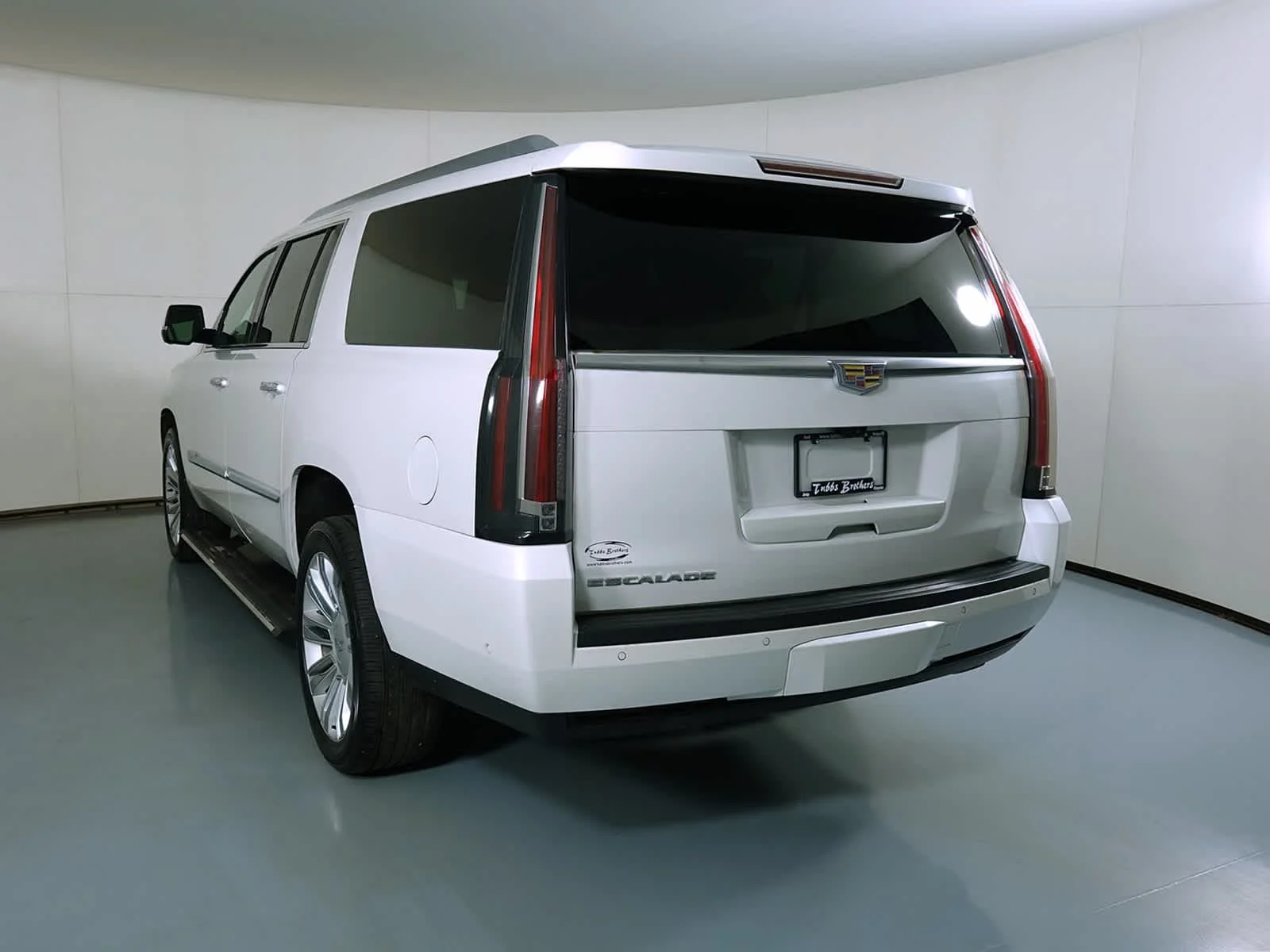 Used 2017 Crystal White Tricoat Cadillac Platinum image 5